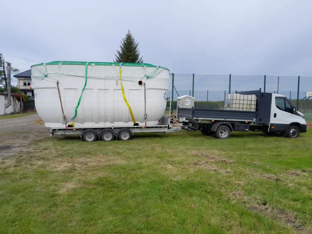 Grzegorz Wojnicki i zespół Eco Invest podczas realizacji zlecenia w terenie – profesjonalny montaż instalacji. Przydomowe oczyszczalnie ścieków