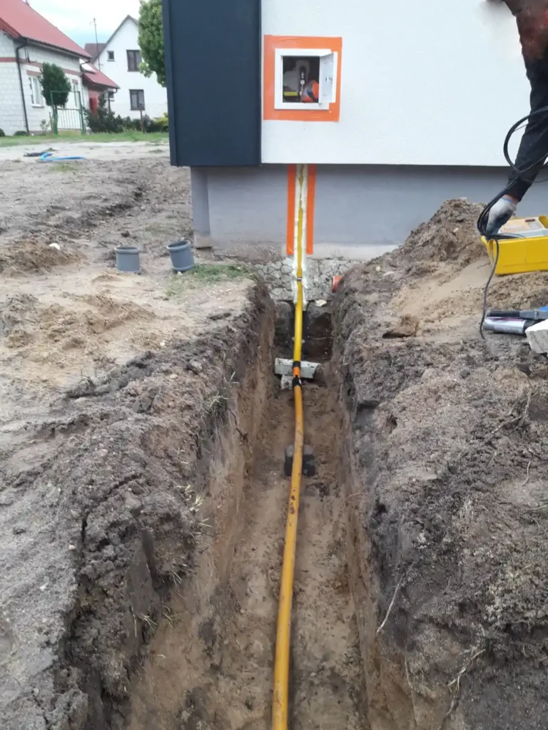 Przygotowanie żółtych rur PE do wykonania zewnętrznego przyłącza gazowego na posesji w okolicach Kozienic.