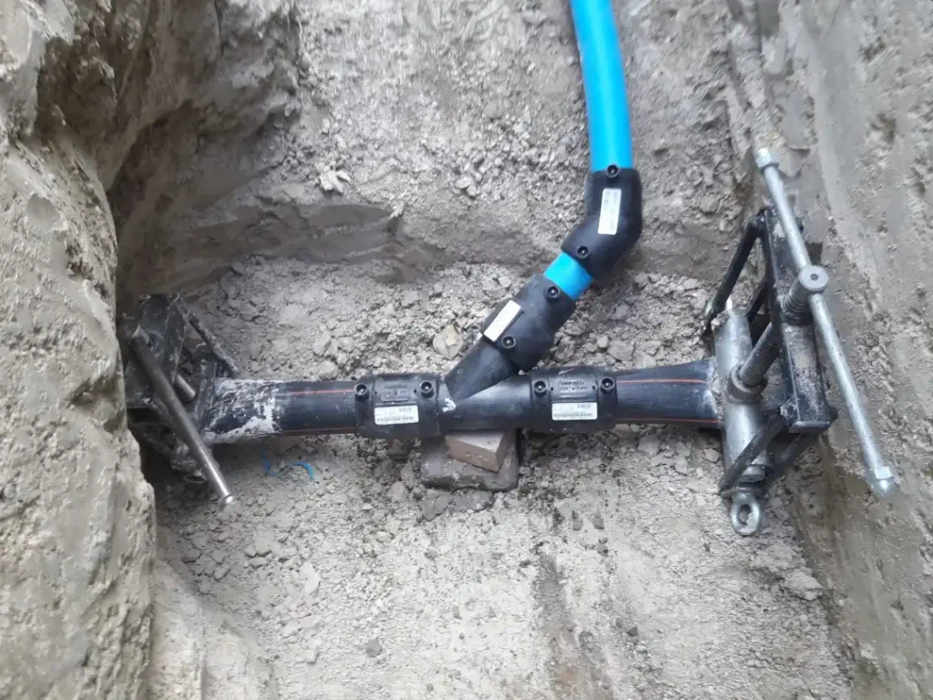 Profesjonalny montaż rur PE i układanie instalacji przyłącza wodnego przez ekipę Eco Invest w okolicach Lublina.